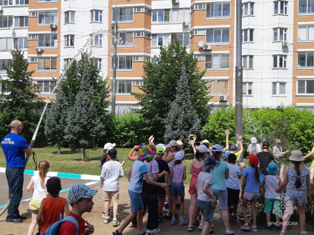 Занятие по пожарной безопасности провели сотрудники МЧС в летнем лагере Лобни