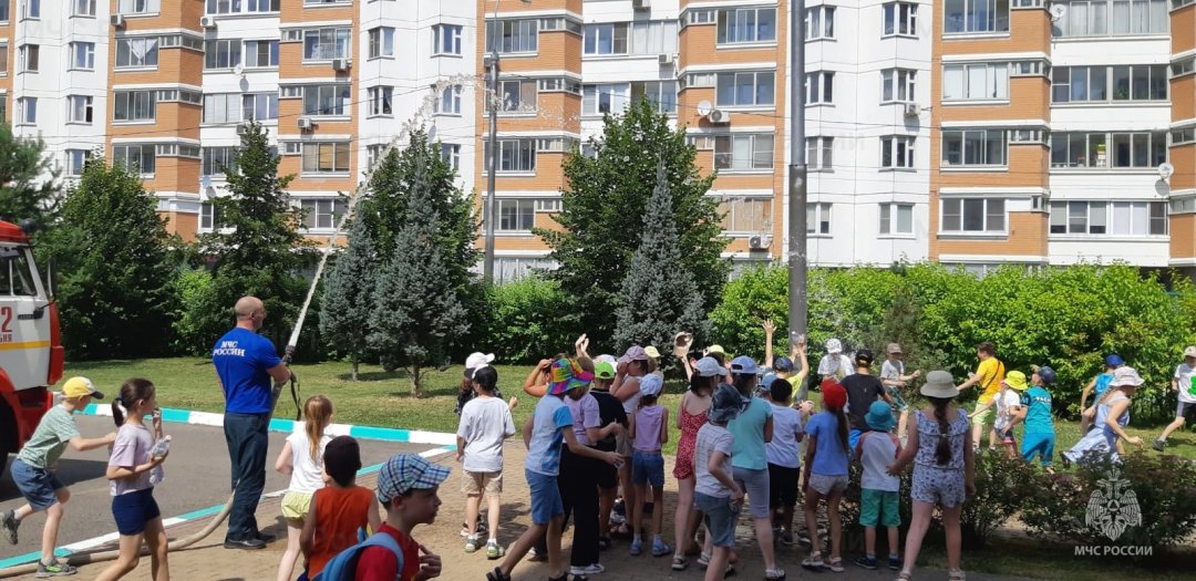 Занятие по пожарной безопасности провели сотрудники МЧС в летнем лагере Лобни