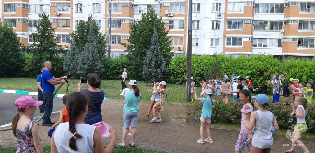 Занятие по пожарной безопасности провели сотрудники МЧС в летнем лагере Лобни